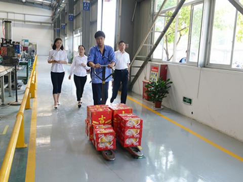 太阳城官网集团工会开展“夏日送清凉”活动